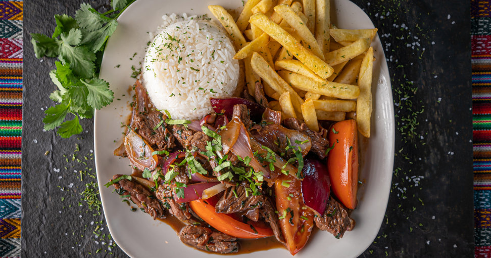 https://peruexplorereusdev.blob.core.windows.net/media/articles/el-lomo-saltado/el-lomo-saltado.jpg