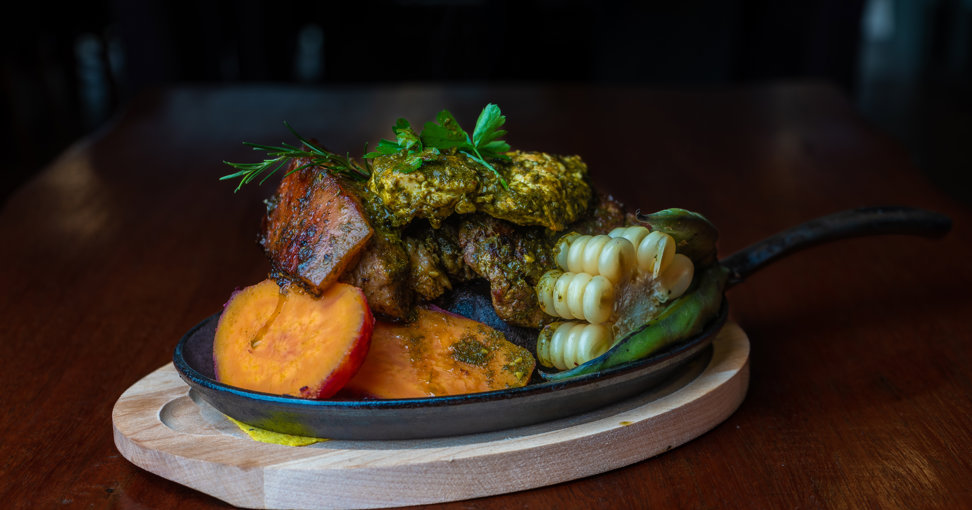 https://peruexplorereusdev.blob.core.windows.net/media/articles/la-pachamanca-plato-milenario-de-la-gastronomia-de-peru/la-pachamanca-plato-milenario-de-la-gastronomia-de-peru.jpg