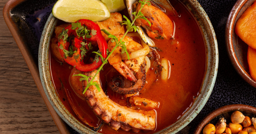 https://peruexplorereusdev.blob.core.windows.net/media/articles/parihuela-sopa-de-pescado-y-mariscos-referente-de-la-gastronomia-peruana/parihuela-sopa-de-pescado-y-mariscos-referente-de-la-gastronomia-peruana.jpg