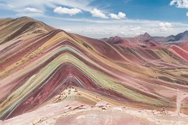 Thumbnail for Descubre Vinicunca, la montaña que tiene los colores del arco iris y asombra al mundo